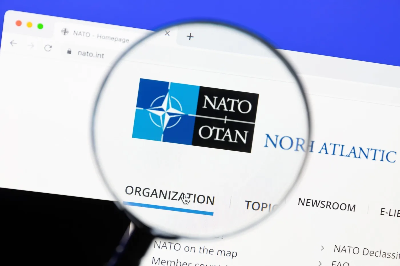 Logo-ul NATO și detalii despre organizație pe un ecran.