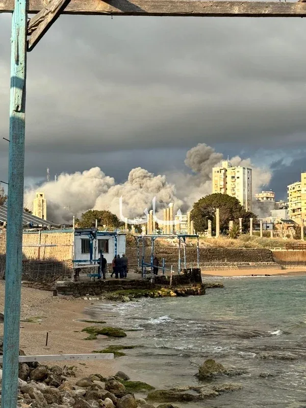 Fum dens se ridică deasupra orașului Tyre după bombardamentele israeliene.