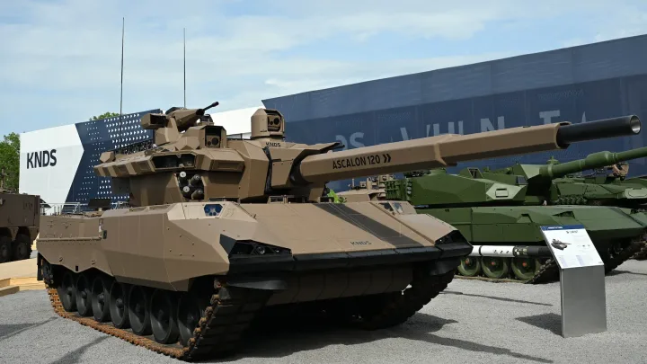 Tancul interimar CAPINT expus la Eurosatory, combinând tehnologie franceză și germană.