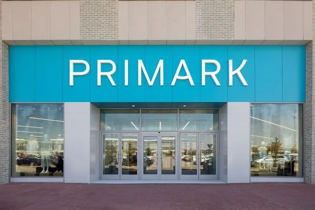 Intrarea magazinului Primark din ElectroPutere Mall Craiova, cu un design modern.