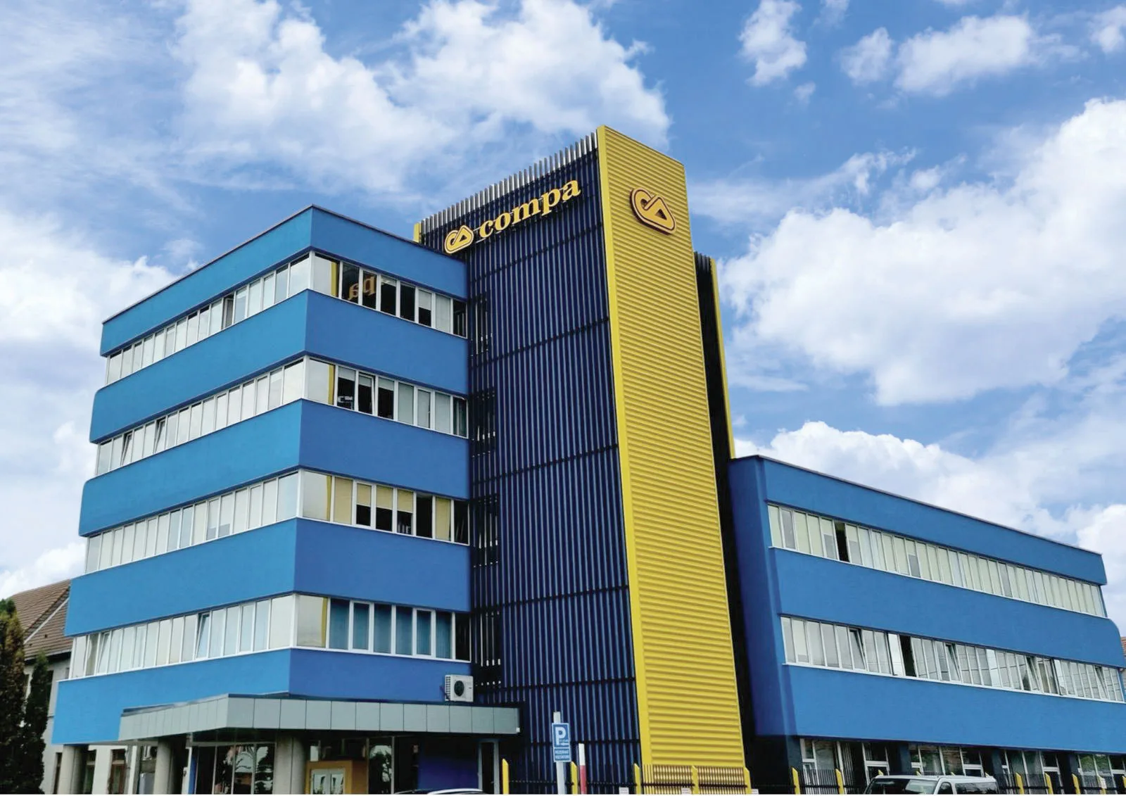 Clădirea companiei Compa Sibiu, cu un design modern și culori vibrante.