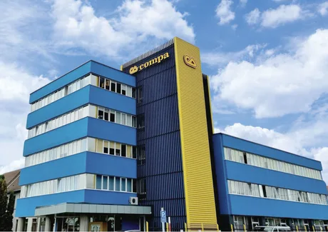 Clădirea companiei Compa Sibiu, cu un design modern și culori vibrante.