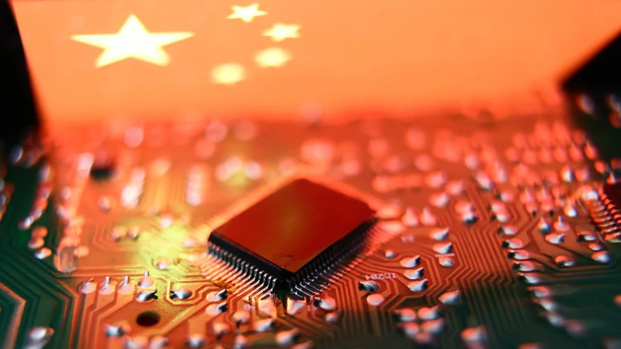 Cipuri electronice pe un circuit imprimat, cu steagul Chinei în fundal.