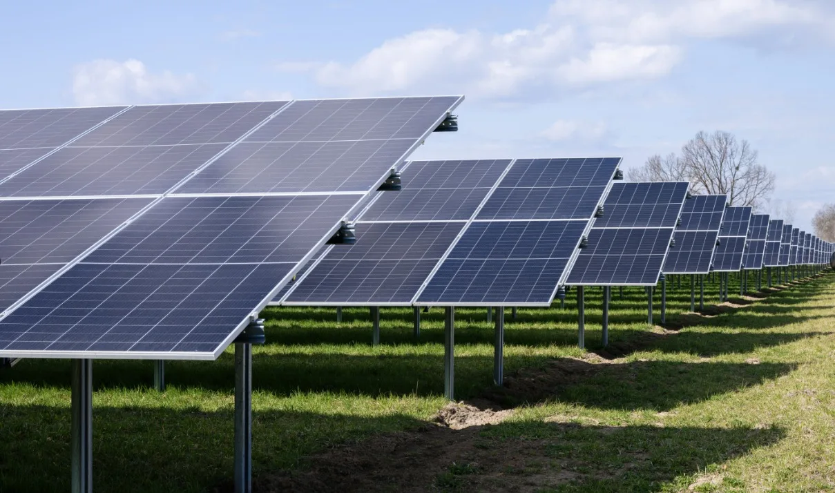 Panouri solare amplasate pe câmp, captând energia soarelui.