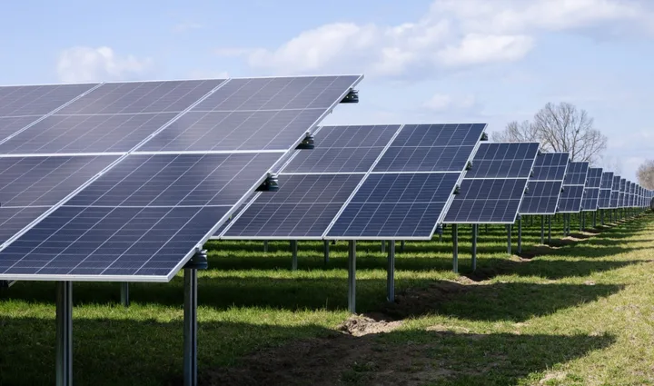 Panouri solare amplasate pe câmp, captând energia soarelui.