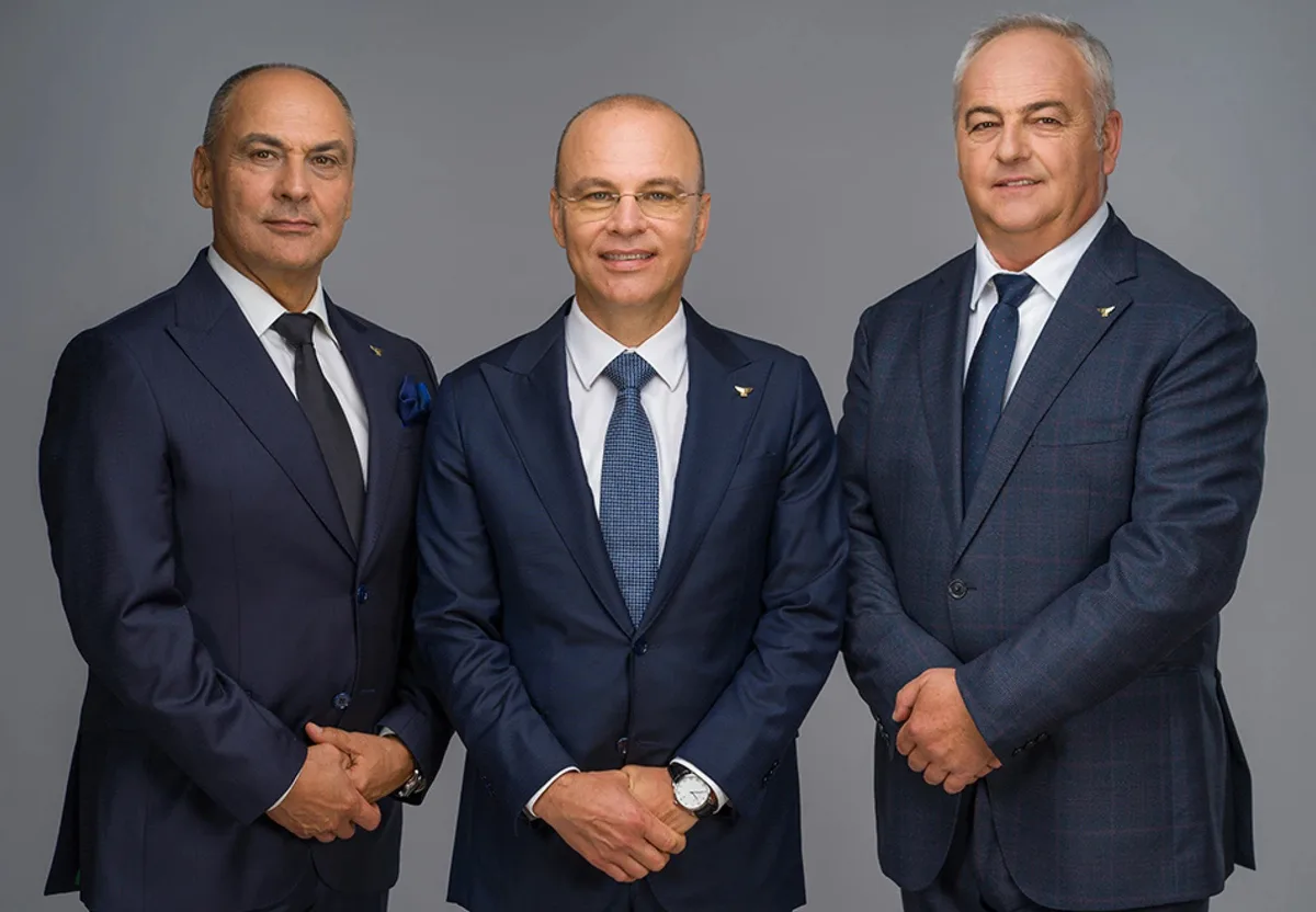 Reprezentanți FAN Courier discutând despre performanțele financiare din 2025.