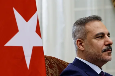 Reprezentant al Turciei discutând despre cooperarea în apărare la Doha.