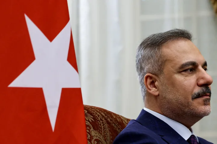 Reprezentant al Turciei discutând despre cooperarea în apărare la Doha.