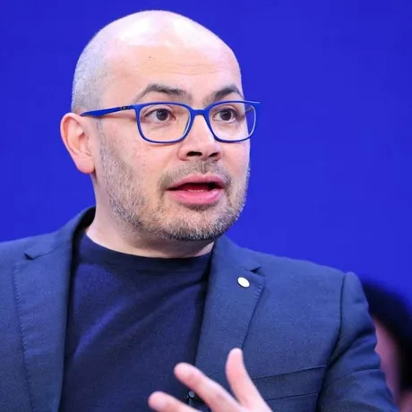 Demis Hassabis discută despre standarde comune în dezvoltarea AI.
