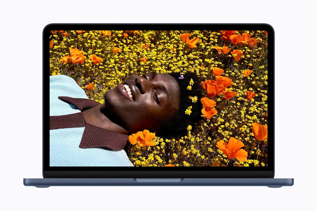 MacBook Neo deschis, arătând ecranul și designul elegant.