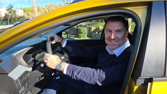 Directorul Dacia discutând despre provocările industriei auto din România.