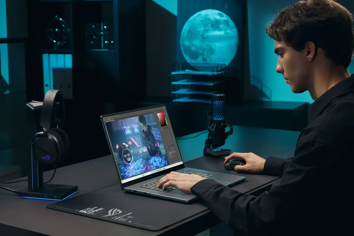 Utilizator lucrând pe un laptop ASUS Zephyrus într-un mediu modern.
