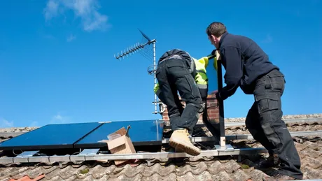 Instalarea panourilor fotovoltaice pe acoperișuri pentru energie regenerabilă.