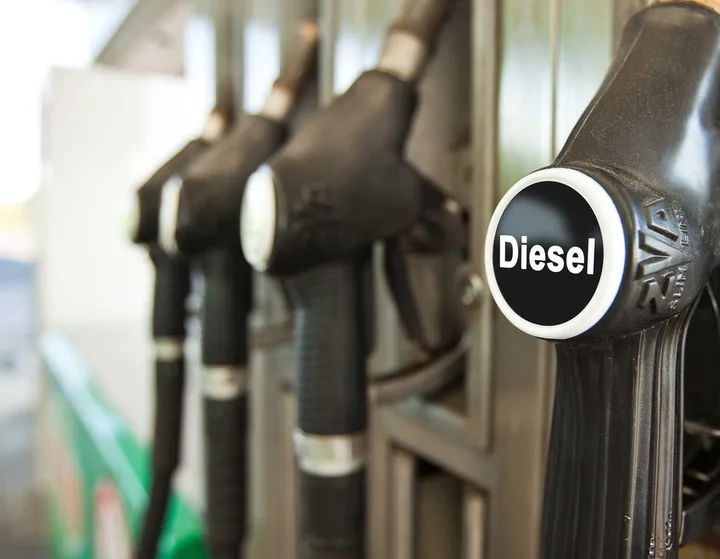 Pompe de carburant pentru motorină, cu etichete vizibile.