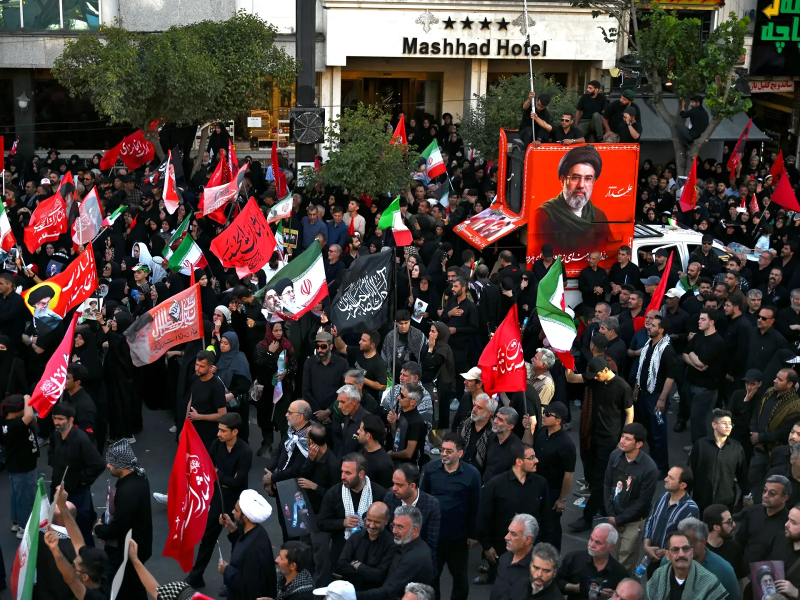 Proteste masive în Iran, cu steaguri și pancarte, exprimând susținerea pentru liderul suprem.