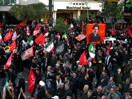 Proteste masive în Iran, cu steaguri și pancarte, exprimând susținerea pentru liderul suprem.