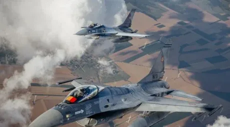 Avioane de vânătoare în zbor, monitorizând spațiul aerian românesc.