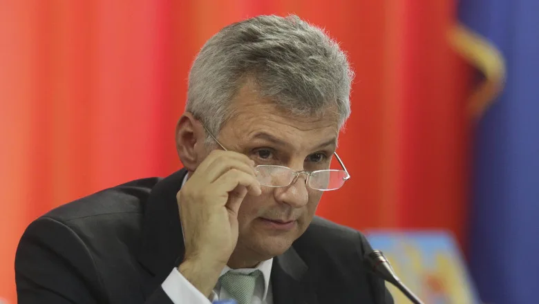 Senatorul discută despre uniformele școlare și implicarea elevilor în decizii.