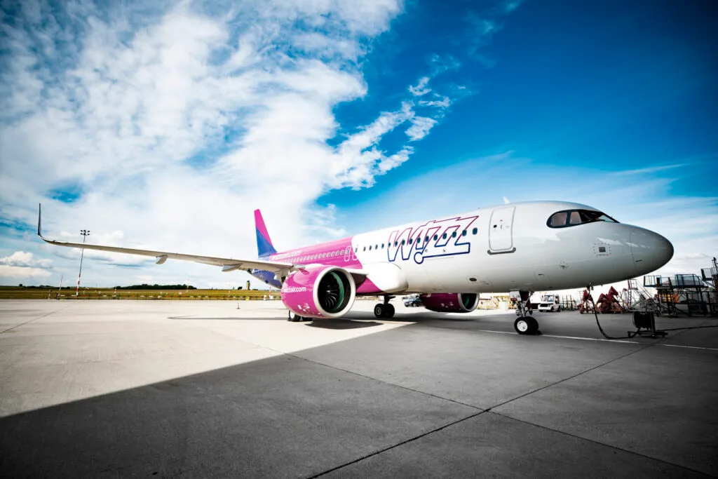 Aeronava Wizz Air A321neo parcată pe aeroportul din Brașov.