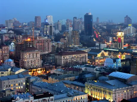 Vedere panoramică a orașului Kiev în timpul protestelor nocturne.