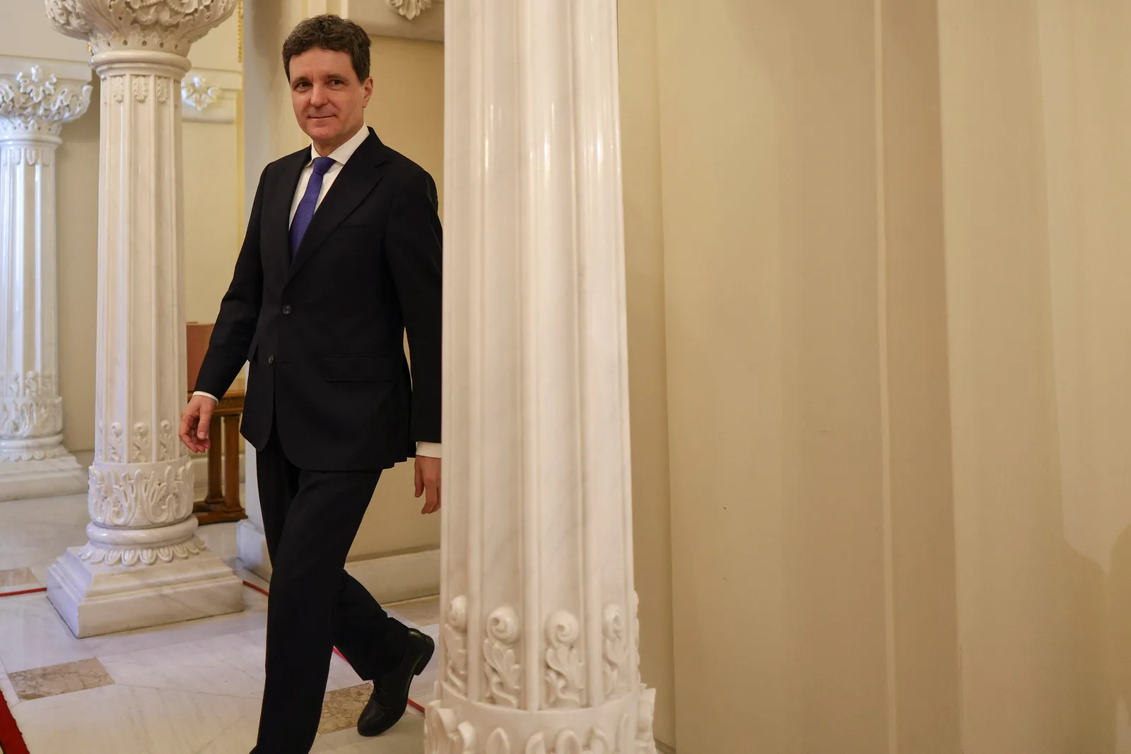 Nicușor Dan intrând în Palatul Cotroceni pentru discuții politice.