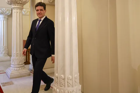Nicușor Dan intrând în Palatul Cotroceni pentru discuții politice.
