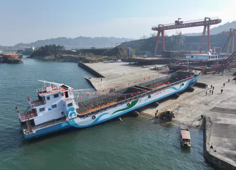 Nava cargo electrică pregătită pentru transport pe apă, evidențiind inovațiile din industria navală chineză.