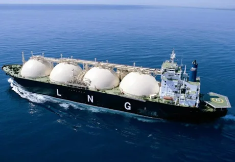 Navă de transport LNG pe mare, simbolizând dependența energetică a Europei.