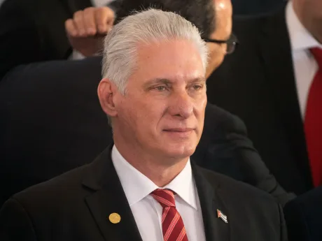Lider cubanez discutând despre reformele economice recente.