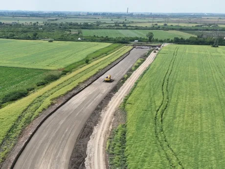 Lucrări de construcție pe varianta de ocolire Timișoara Vest, cu utilaje și teren pregătit.