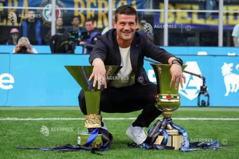 Cristian Chivu sărbătorește alături de jucători victoria echipei Inter.