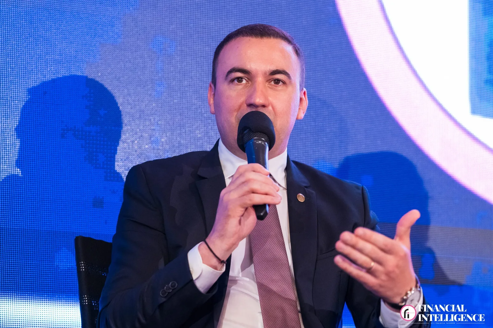 Ministrul Energiei discutând despre procesarea pământurilor rare în România.