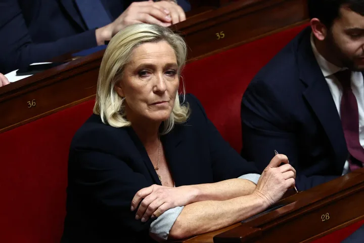 Marine Le Pen discutând despre politica de apărare a Franței.