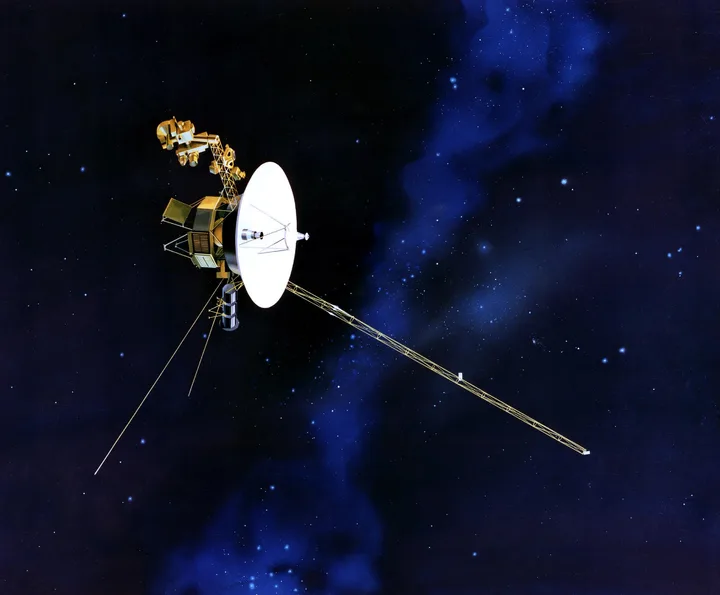 Voyager 1 se îndepărtează de Pământ, atingând distanțe record în cosmos.