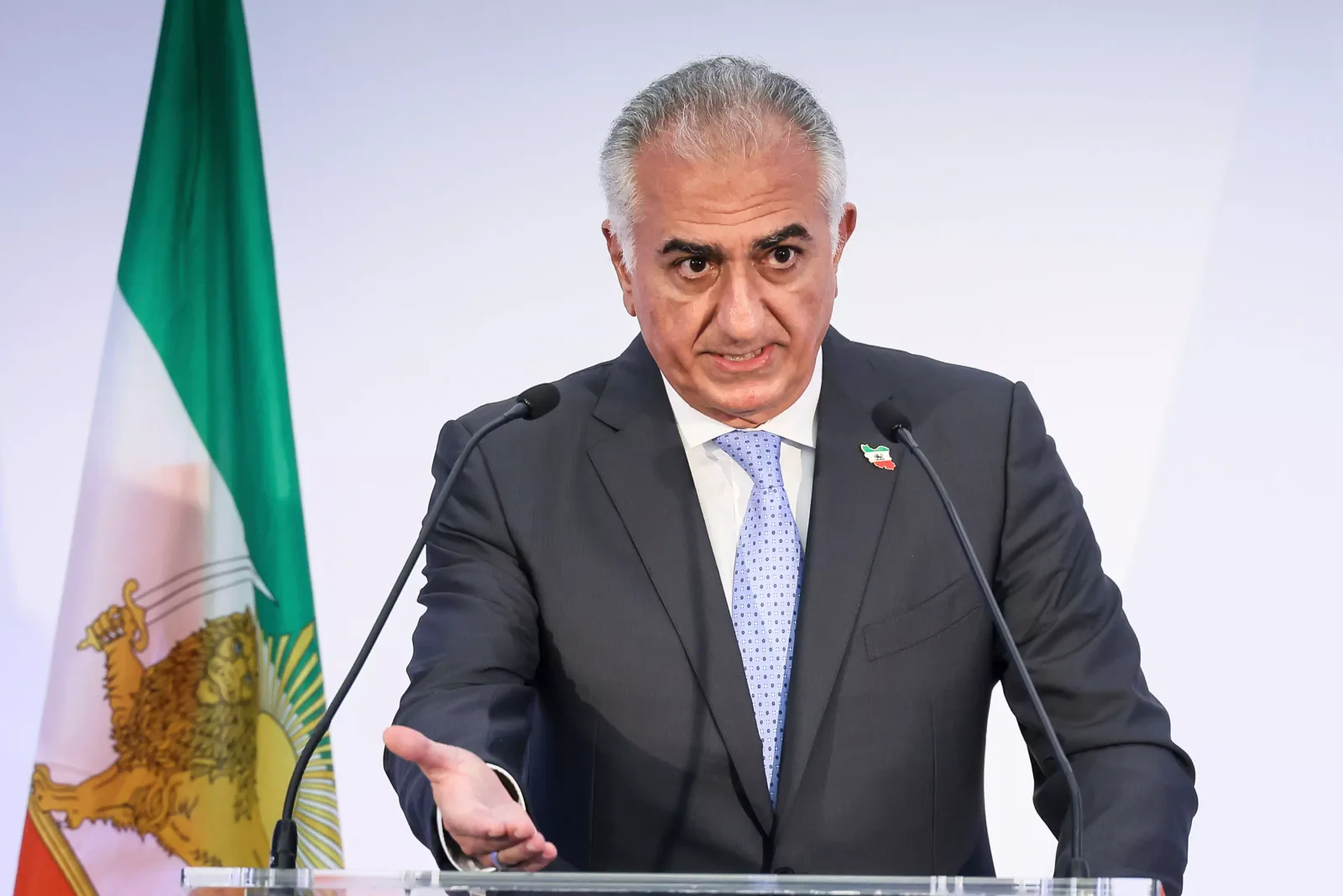 Reza Pahlavi discută despre intervenția militară în Iran la o conferință.