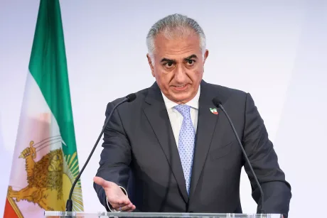 Reza Pahlavi discută despre intervenția militară în Iran la o conferință.