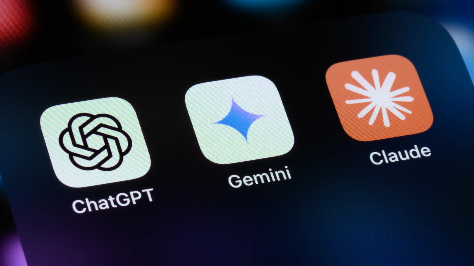 Aplicațiile de chat Gemini și Claude pe un ecran de telefon.