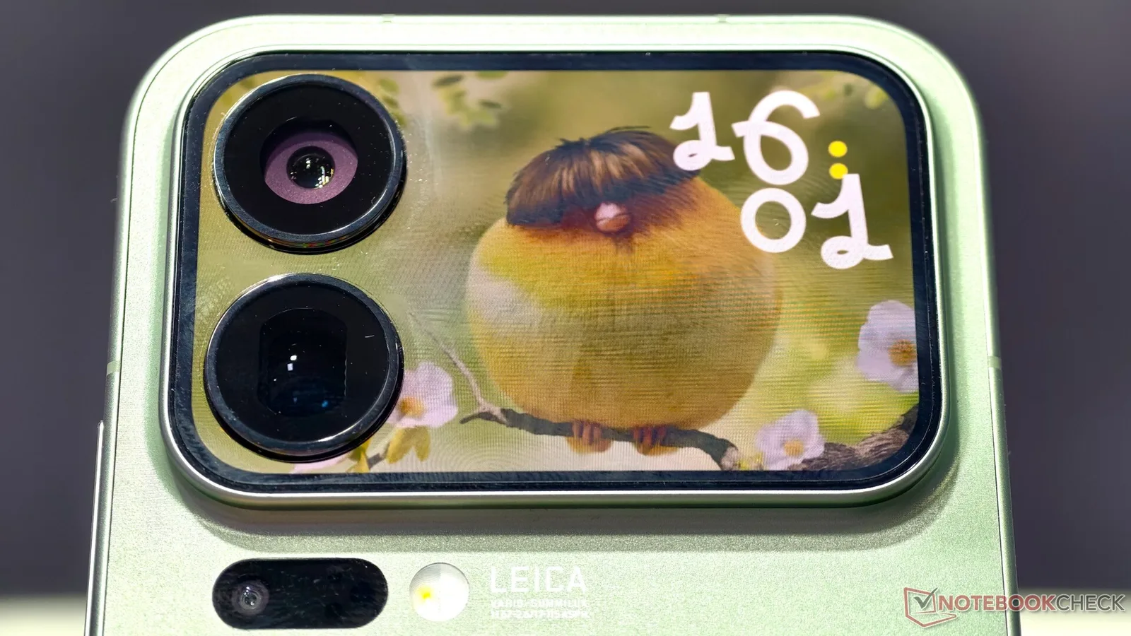 Ecran secundar AMOLED de 4 inci pe spatele unui telefon Xiaomi.