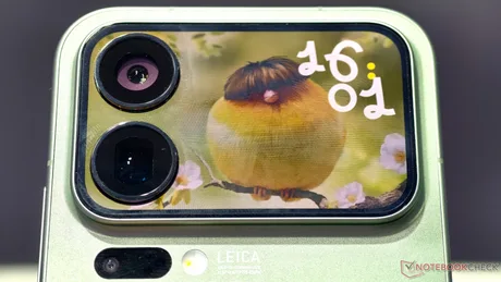 Ecran secundar AMOLED de 4 inci pe spatele unui telefon Xiaomi.
