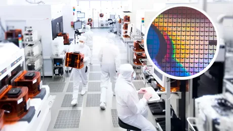 Cercetători în halate albe lucrează în laboratorul de fabricație a semiconductoarelor.