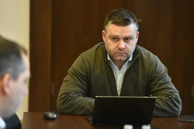 Ciprian Ciucu în timpul unei ședințe, cu un laptop în față.