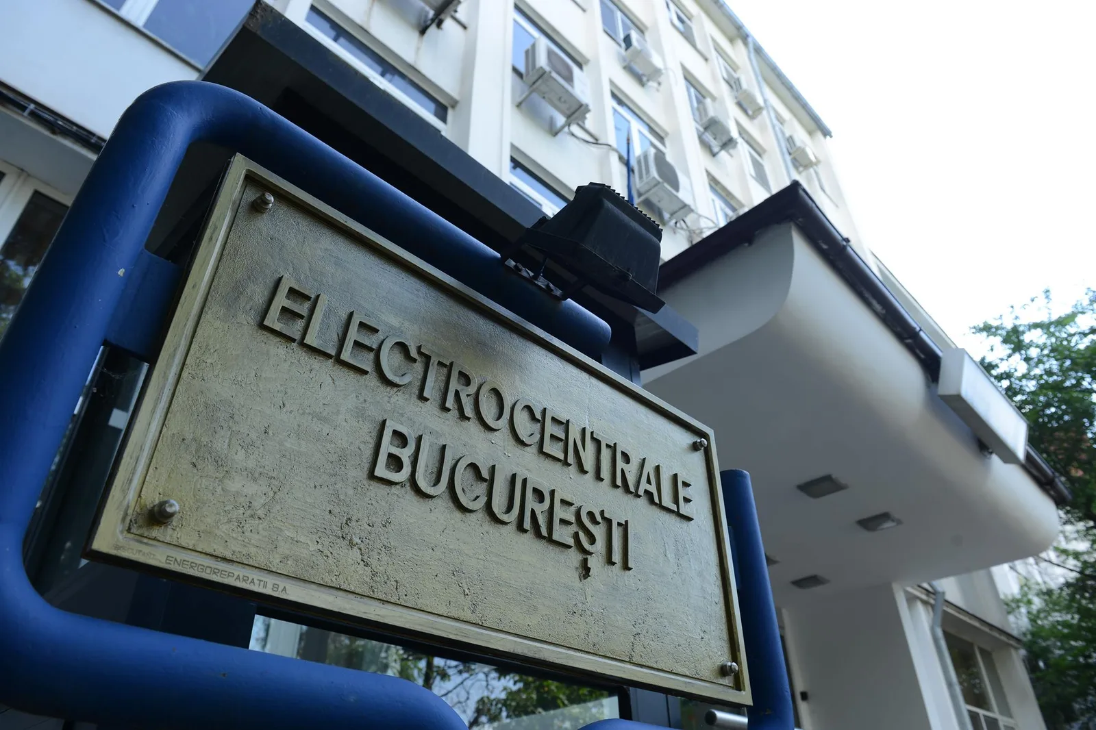 Placa de identificare a Electocentralei București, cu detalii despre locație.