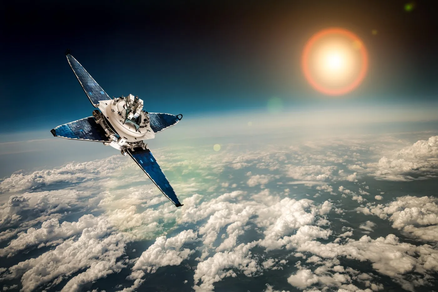 Un satelit în orbita Pământului, cu raze solare reflectate pe el.