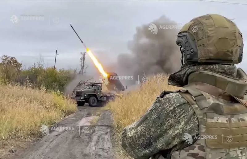 Soldat observând lansarea unui rachete în context militar.