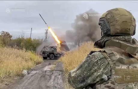 Soldat observând lansarea unui rachete în context militar.