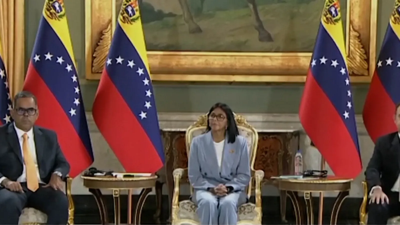 Oficiali venezueleni discutând despre acordul cu General Electric Vernova pentru energie electrică.