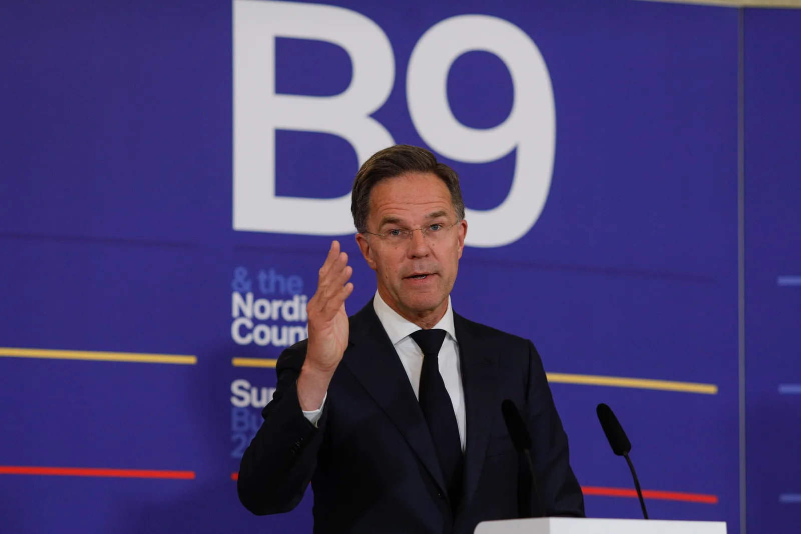 Mark Rutte discutând despre contribuțiile NATO și reducerea celor americane.