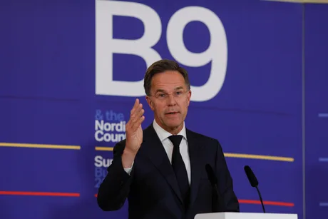 Mark Rutte discutând despre contribuțiile NATO și reducerea celor americane.