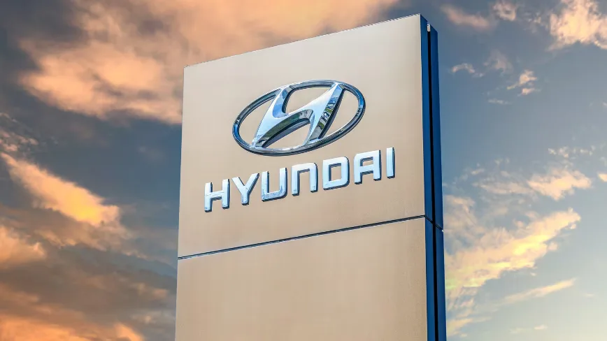 Logo Hyundai pe un fundal de cer senin la apus.