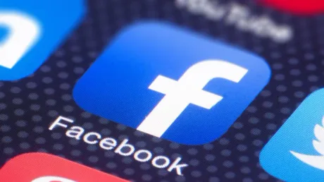 Logo-ul Facebook pe un ecran, simbolizând platformele sociale.